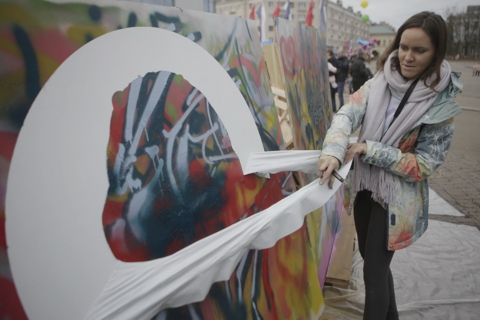 Псковичи отмечают праздник стрит-артом