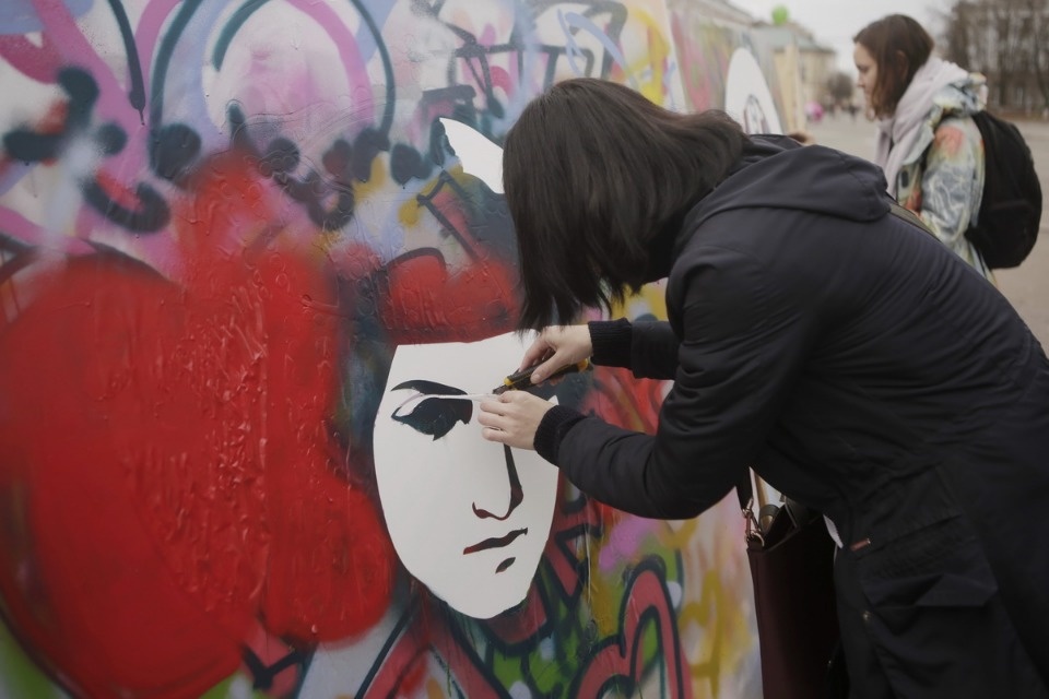 Псковичи отмечают праздник стрит-артом