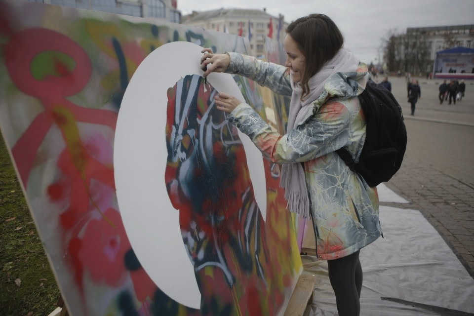 Псковичи отмечают праздник стрит-артом