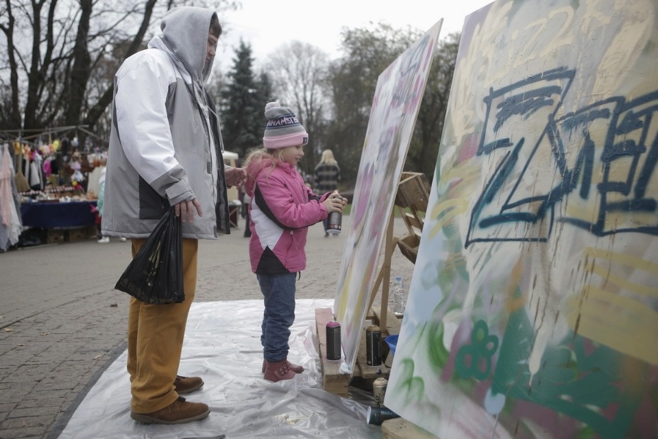 Псковичи отмечают праздник стрит-артом