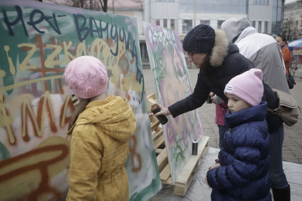 Псковичи отмечают праздник стрит-артом