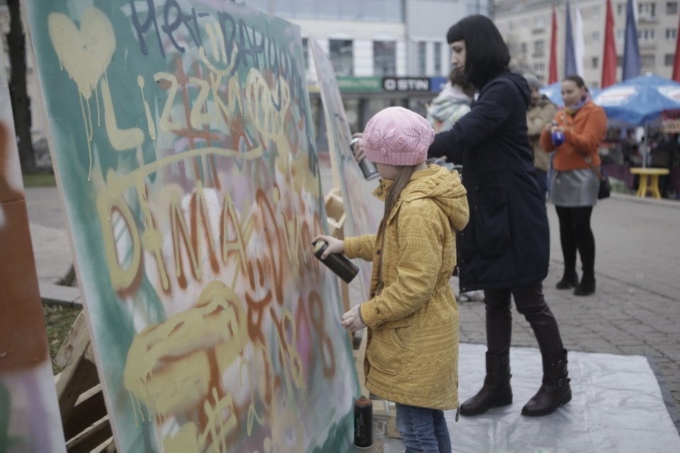 Псковичи отмечают праздник стрит-артом