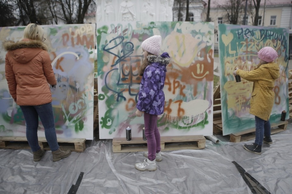 Псковичи отмечают праздник стрит-артом