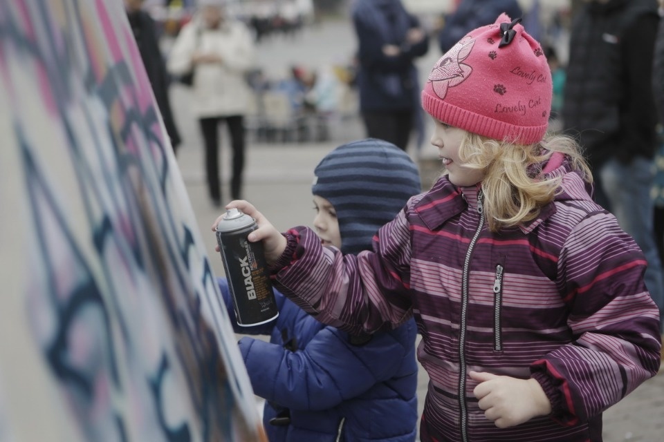 Псковичи отмечают праздник стрит-артом