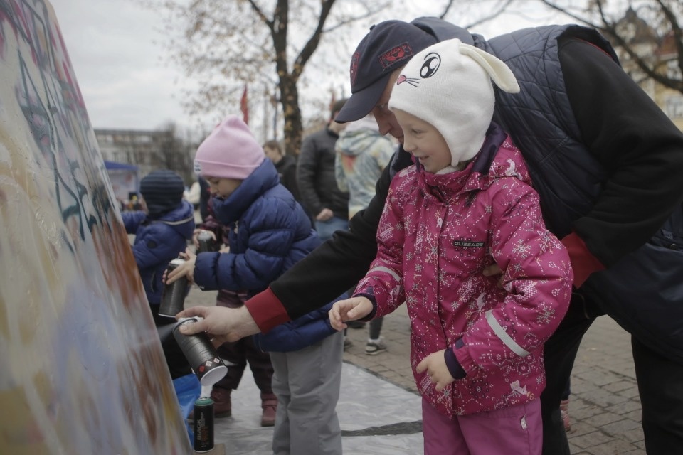 Псковичи отмечают праздник стрит-артом