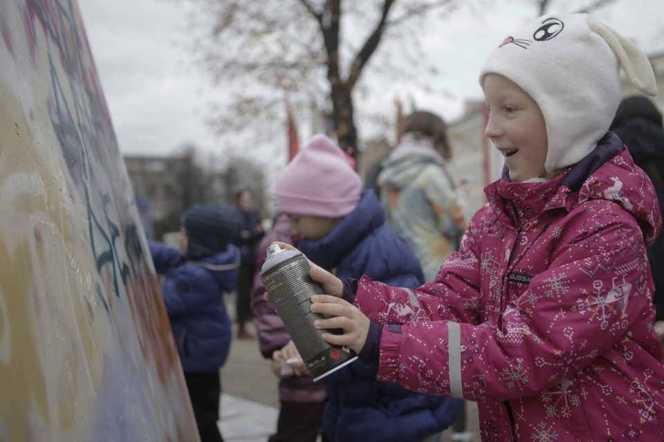 Псковичи отмечают праздник стрит-артом