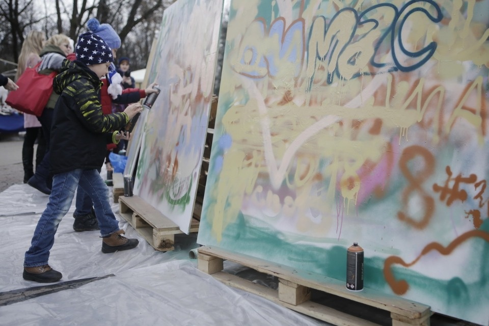 Псковичи отмечают праздник стрит-артом