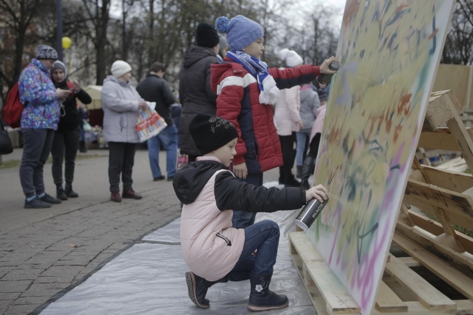 Псковичи отмечают праздник стрит-артом