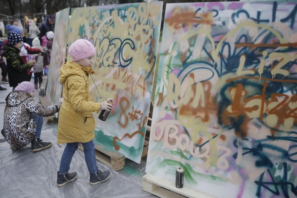 Псковичи отмечают праздник стрит-артом