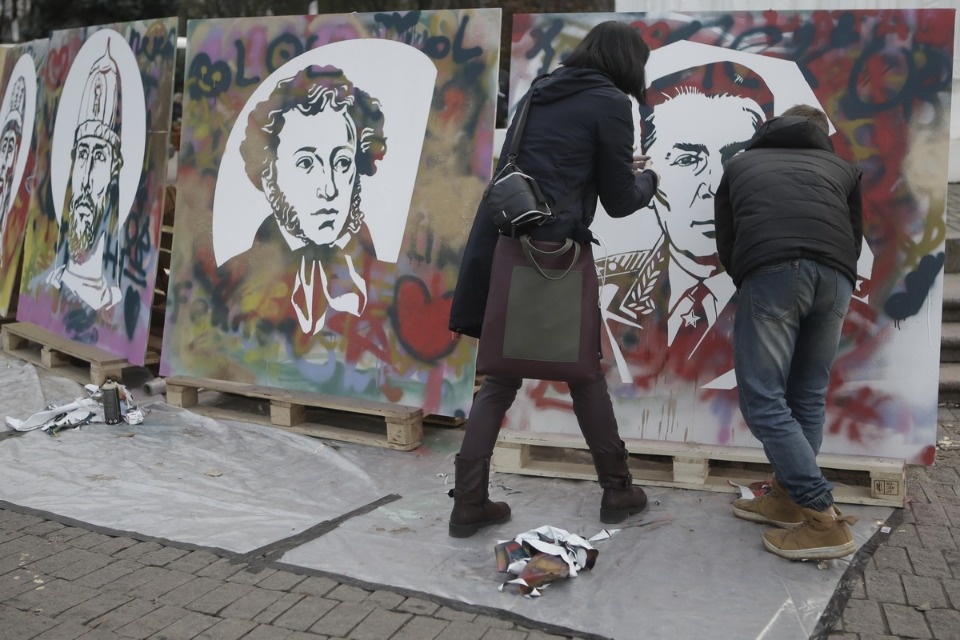 Псковичи отмечают праздник стрит-артом