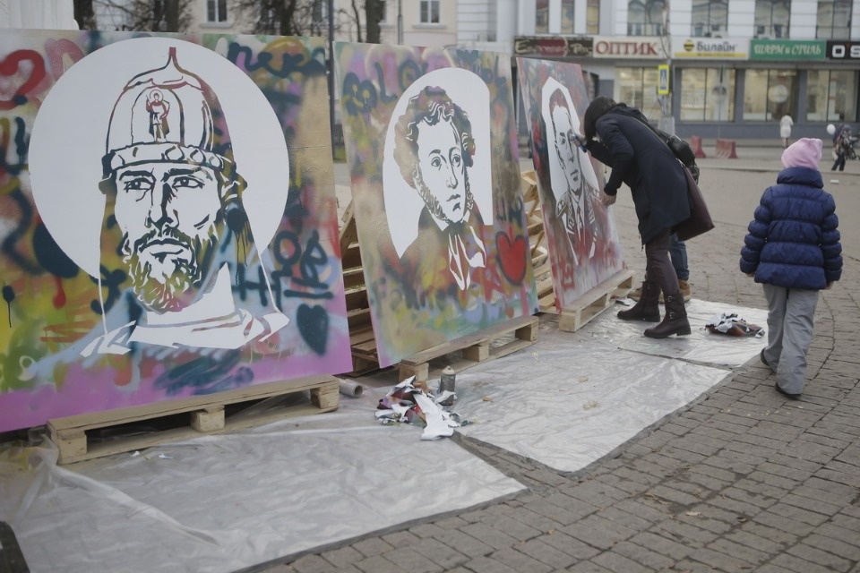 Псковичи отмечают праздник стрит-артом
