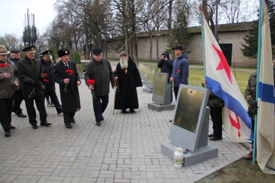 В Пскове на площади Победы открыли памятный знак Герою Советского Союза Ивану Перову В Пскове на площади Победы открыли памятный знак Герою Советского Союза Ивану Перову
