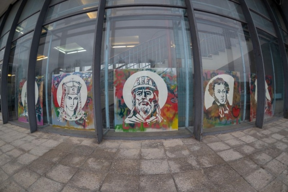 Стрит-арт выставка с изображениями великих личностей заработала в псковском аэропорту