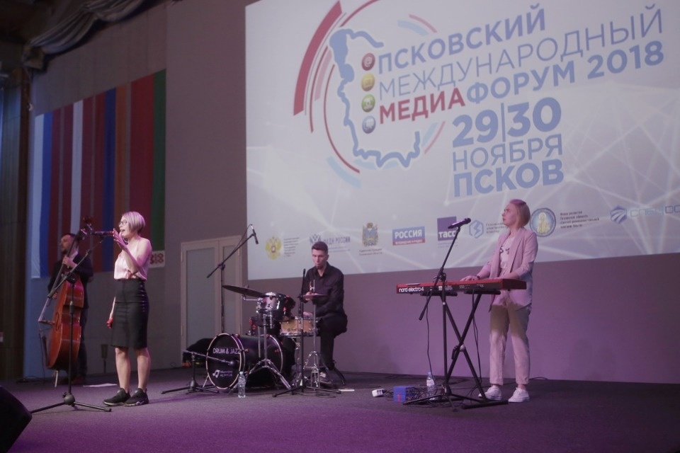 Награждение участников Псковского международного Медиафорума Награждение участников Псковского международного Медиафорума