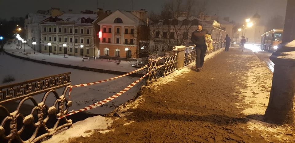 «Чёртово место» на Троицком мосту в Пскове вновь притянуло аварию (ФОТО)
