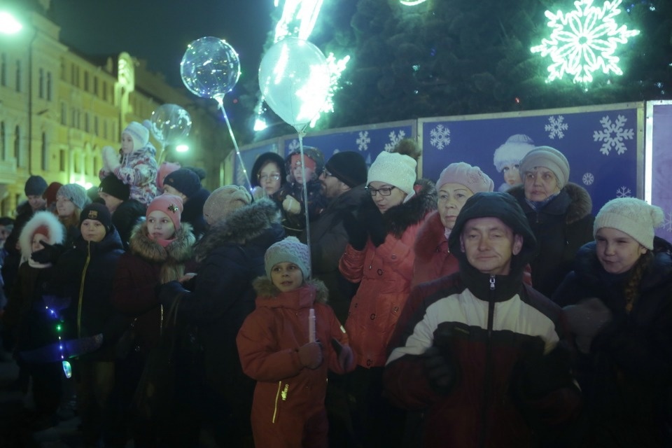 На главной городской ёлке Пскова зажгли огни