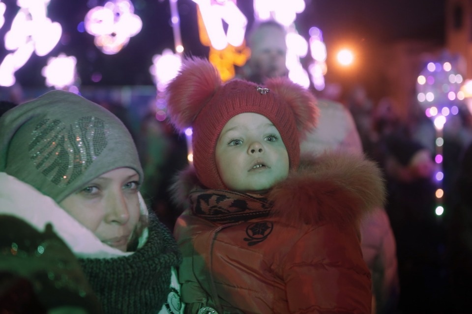 На главной городской ёлке Пскова зажгли огни