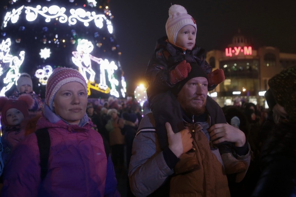 На главной городской ёлке Пскова зажгли огни
