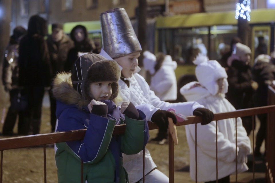 На главной городской ёлке Пскова зажгли огни