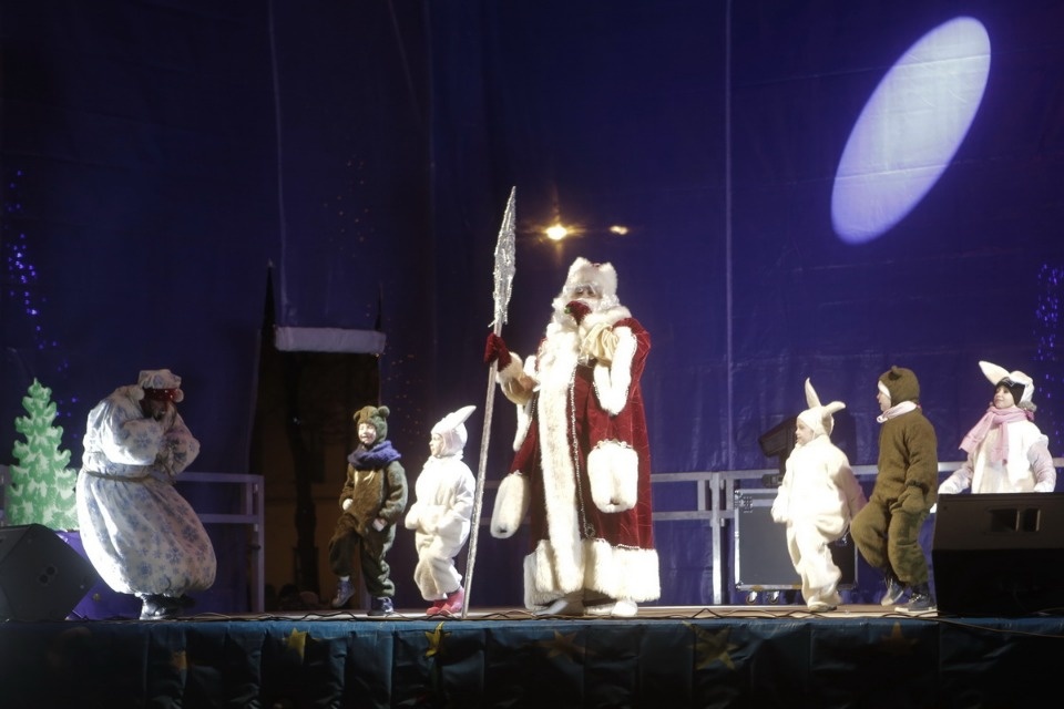 На главной городской ёлке Пскова зажгли огни