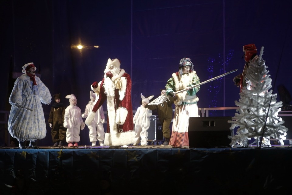 На главной городской ёлке Пскова зажгли огни