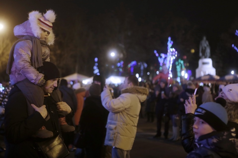 На главной городской ёлке Пскова зажгли огни