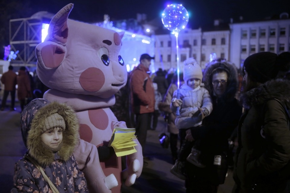 На главной городской ёлке Пскова зажгли огни