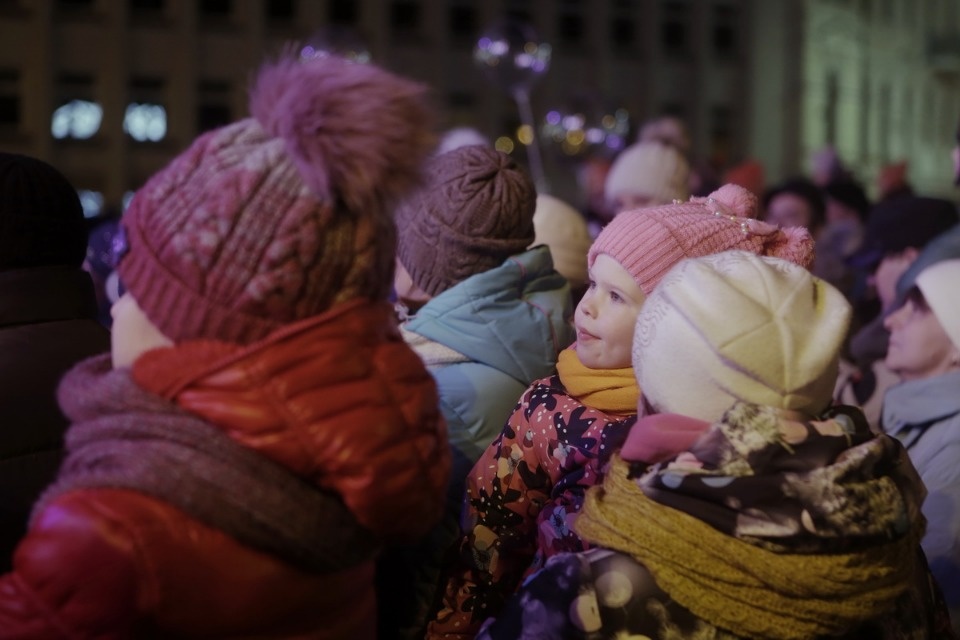 На главной городской ёлке Пскова зажгли огни