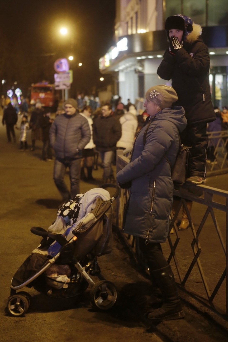 На главной городской ёлке Пскова зажгли огни