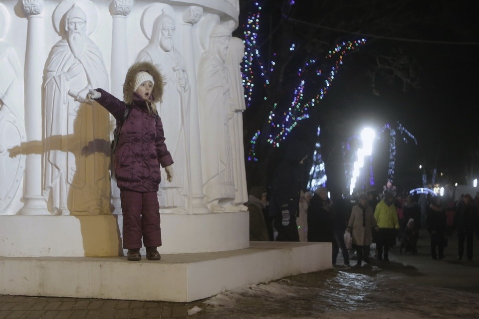 На главной городской ёлке Пскова зажгли огни