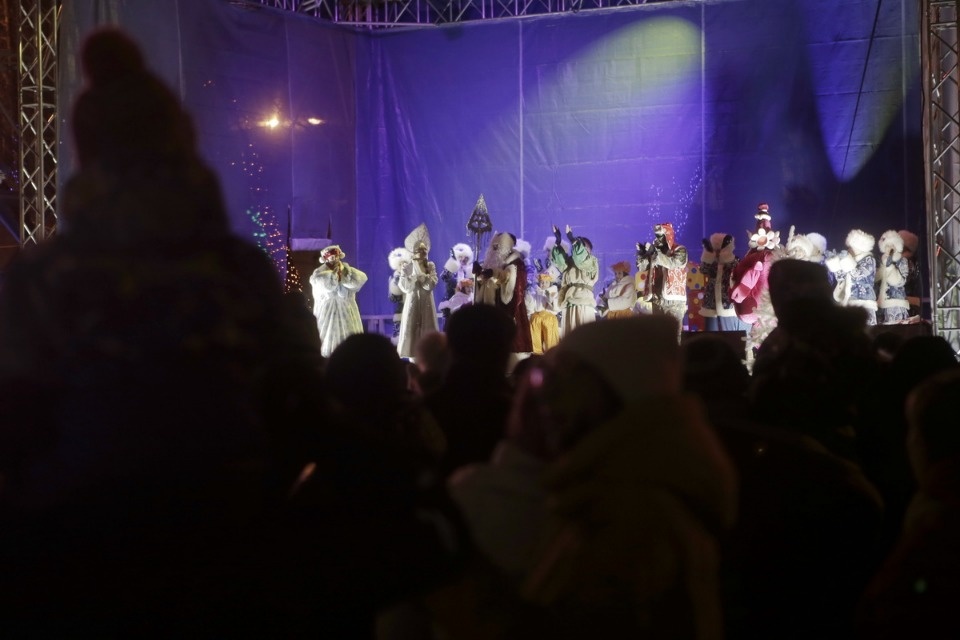 На главной городской ёлке Пскова зажгли огни