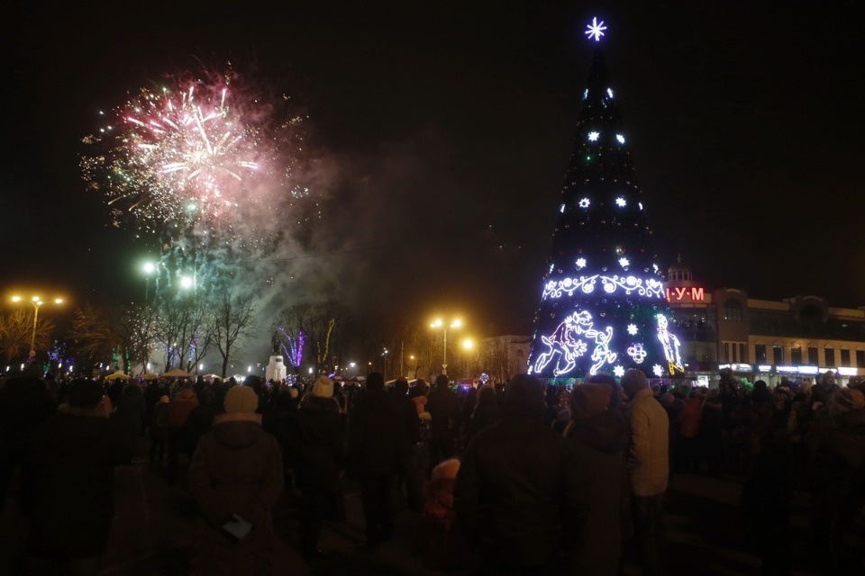 На главной городской ёлке Пскова зажгли огни