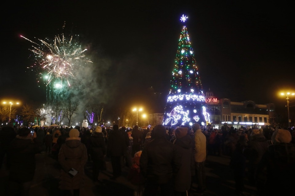 На главной городской ёлке Пскова зажгли огни