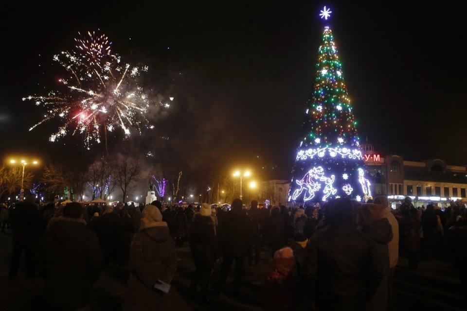 На главной городской ёлке Пскова зажгли огни