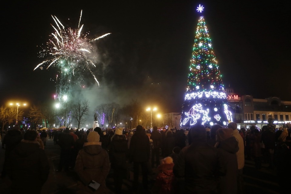 На главной городской ёлке Пскова зажгли огни