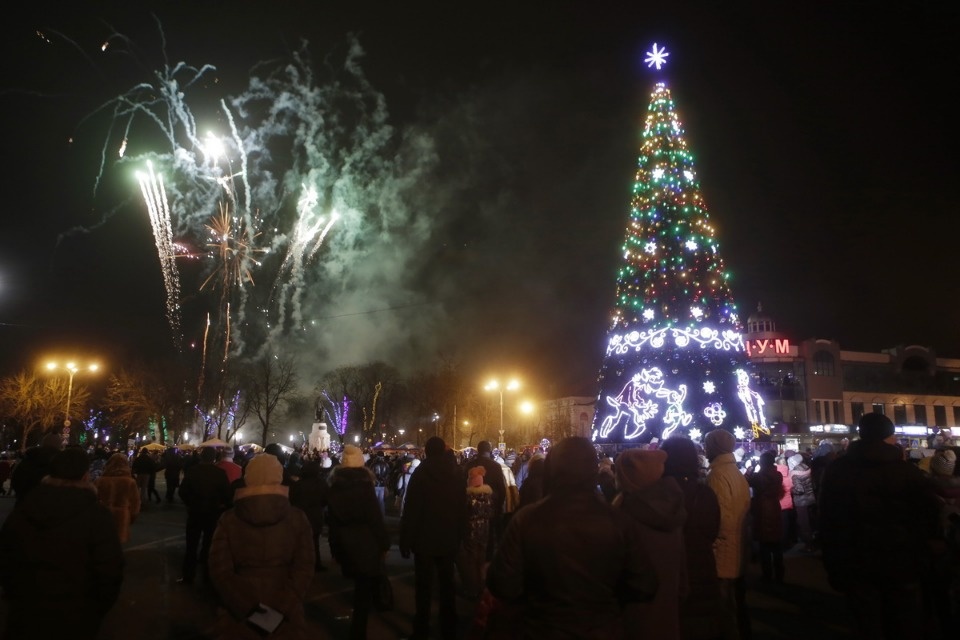На главной городской ёлке Пскова зажгли огни