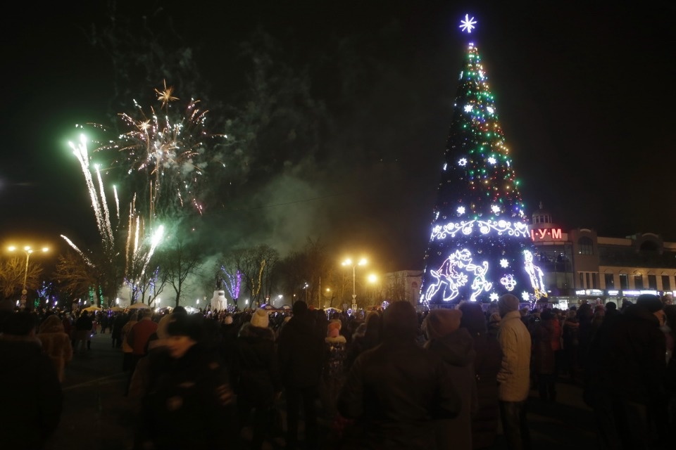 На главной городской ёлке Пскова зажгли огни