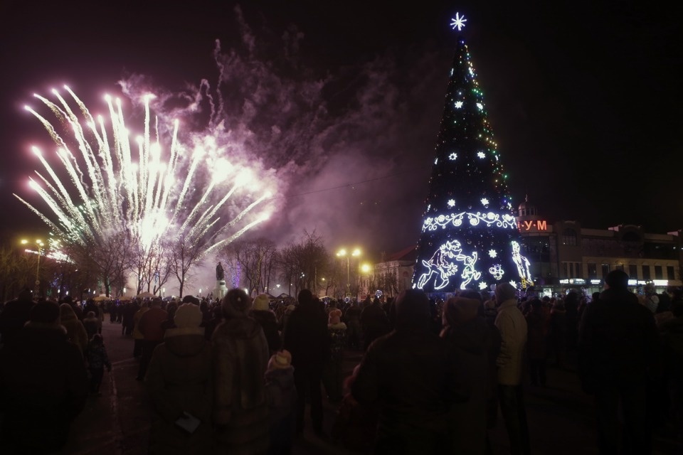 На главной городской ёлке Пскова зажгли огни