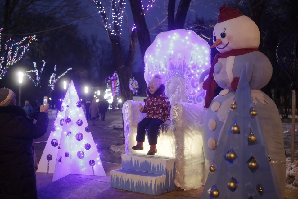 На главной городской ёлке Пскова зажгли огни