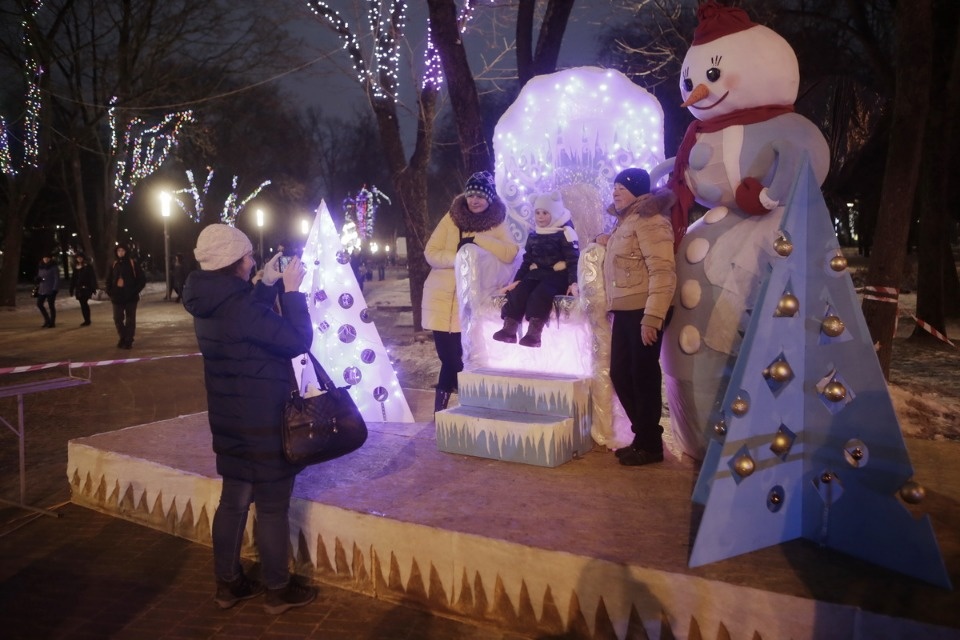 На главной городской ёлке Пскова зажгли огни