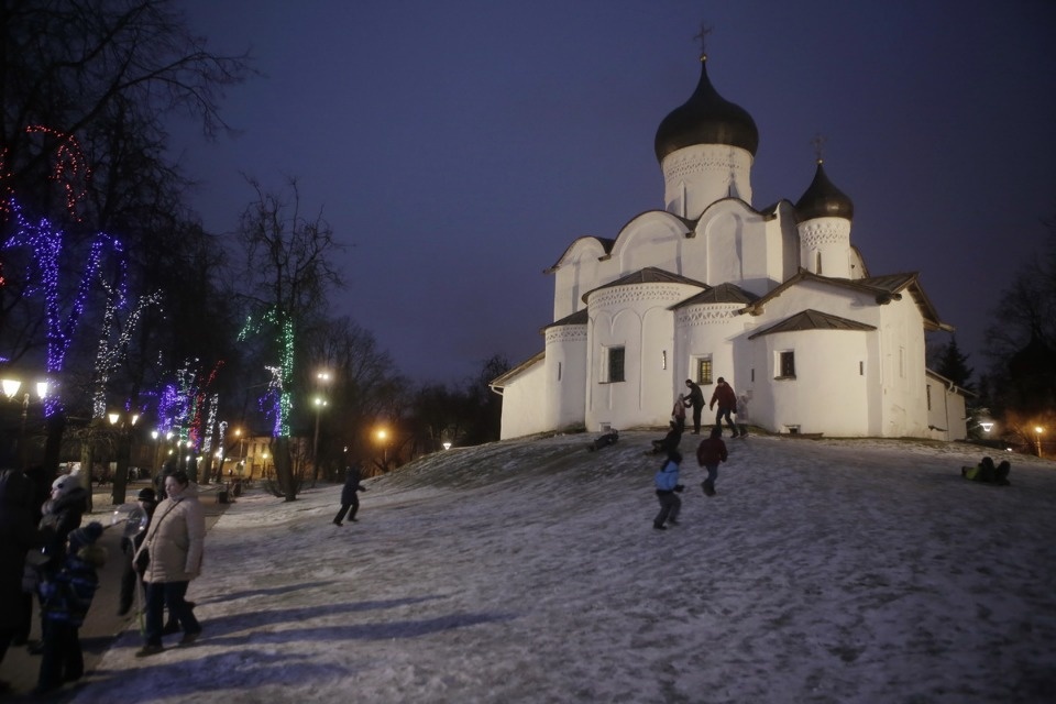 На главной городской ёлке Пскова зажгли огни