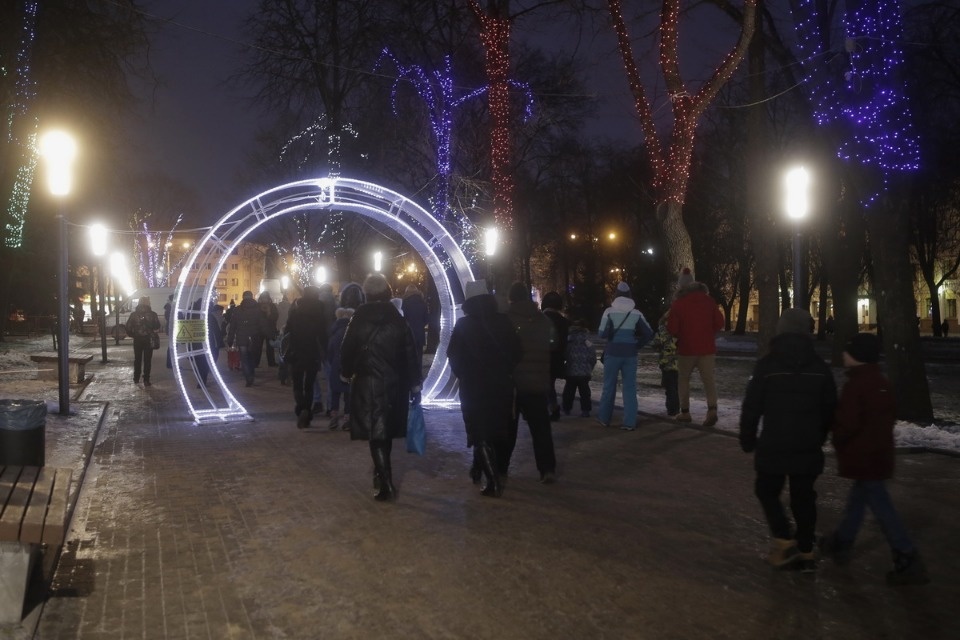 На главной городской ёлке Пскова зажгли огни