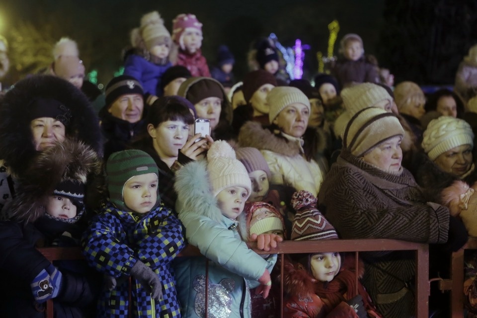 На главной городской ёлке Пскова зажгли огни