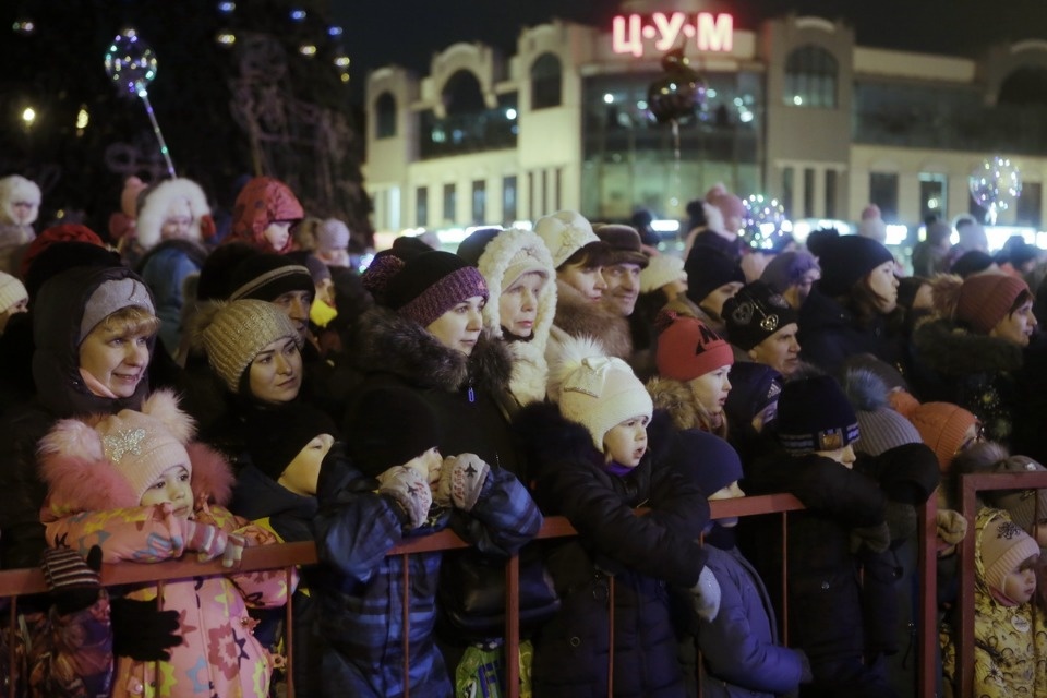 На главной городской ёлке Пскова зажгли огни