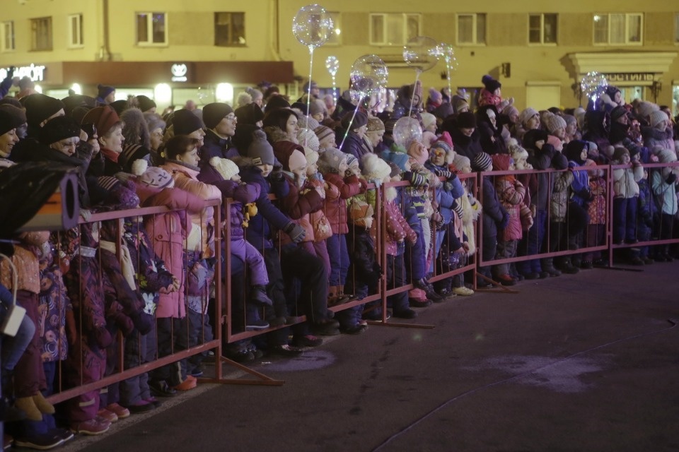 На главной городской ёлке Пскова зажгли огни