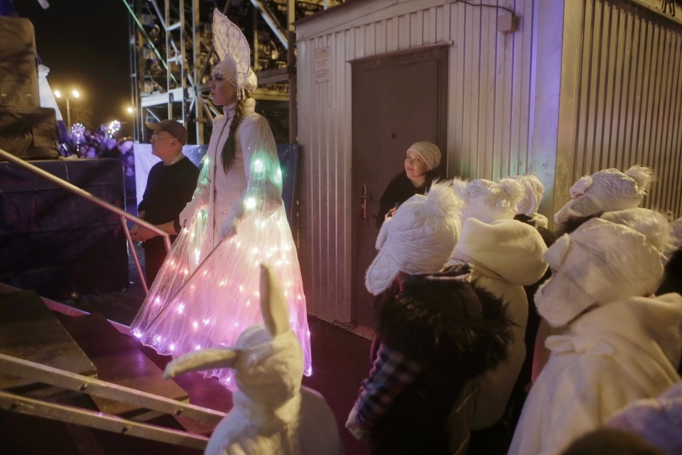 На главной городской ёлке Пскова зажгли огни