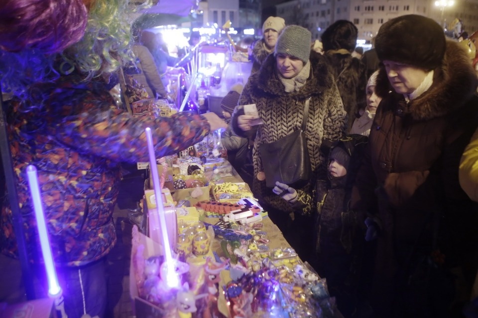 На главной городской ёлке Пскова зажгли огни