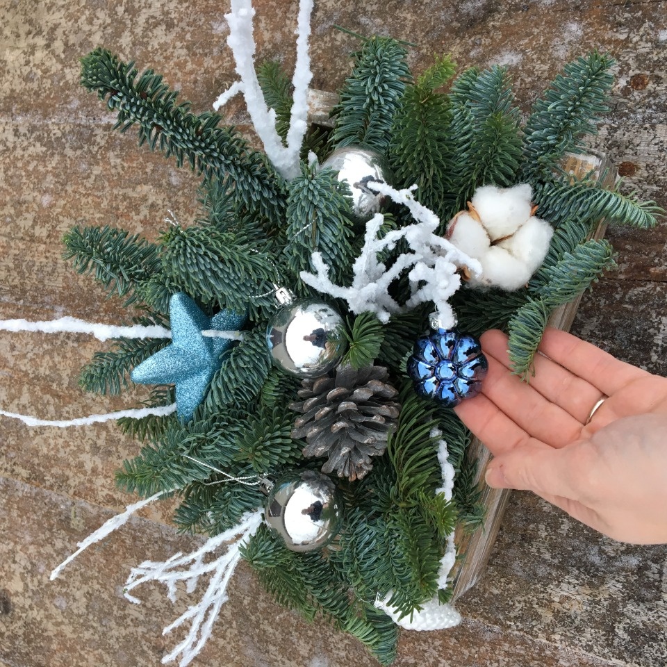 Flowerbar: Наши мастера-флористы делают особенные украшения из датской ели