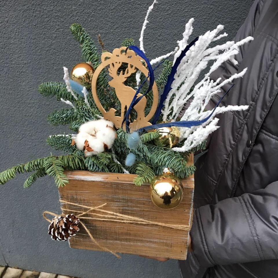 Flowerbar: Наши мастера-флористы делают особенные украшения из датской ели