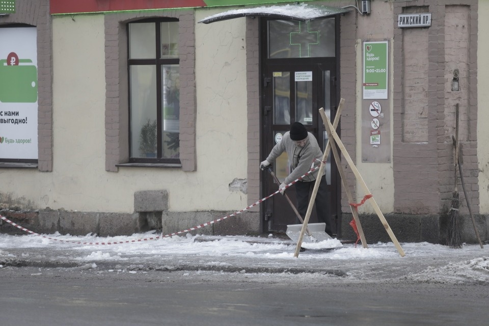 Александр Братчиков поручил проверить крыши псковских домов на наличие сосулек и снега